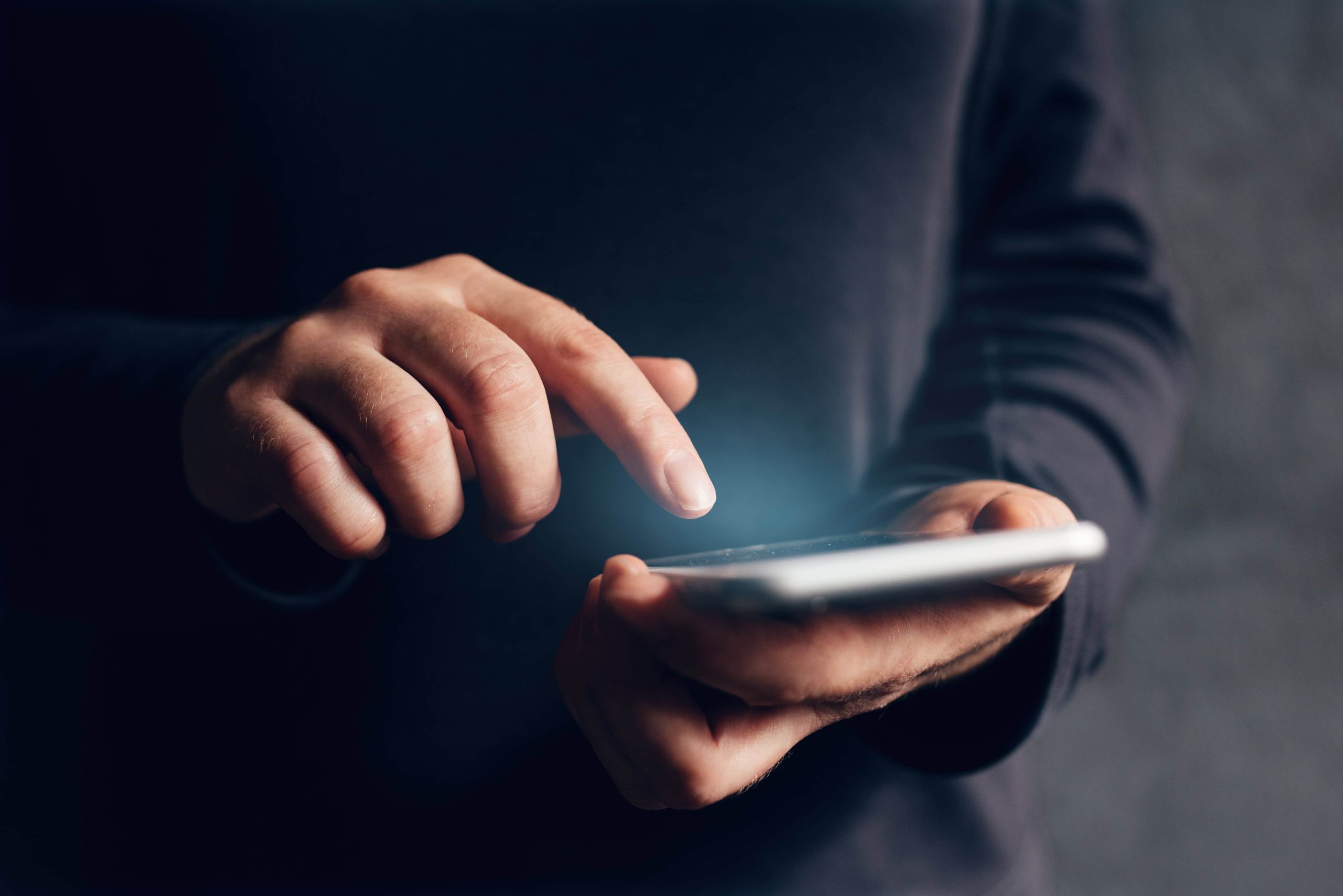 homme qui effectue une maintenance sur son appareil cellulaire